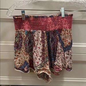 Size M / Patrons of Peace flowy shorts